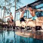 jovenes en piscina camping