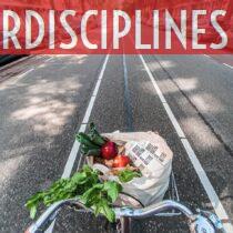 Persona en bicicleta con frutas y verduras para preparar un delicioso plato