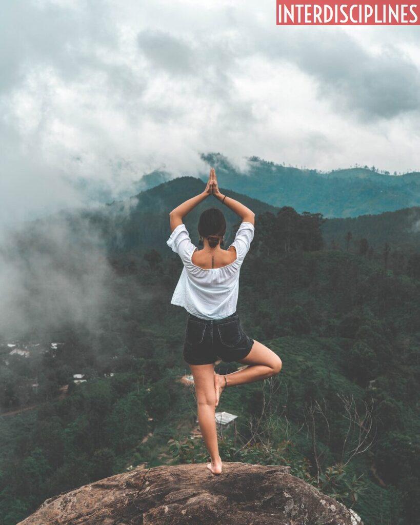 Sesión de yoga como experiencia de bienestar urbana